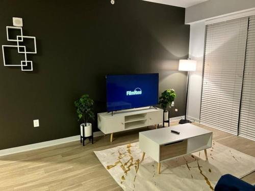 ein Wohnzimmer mit einem Flachbild-TV an der Wand in der Unterkunft Private Bedroom Fountain Square - Shared in Indianapolis