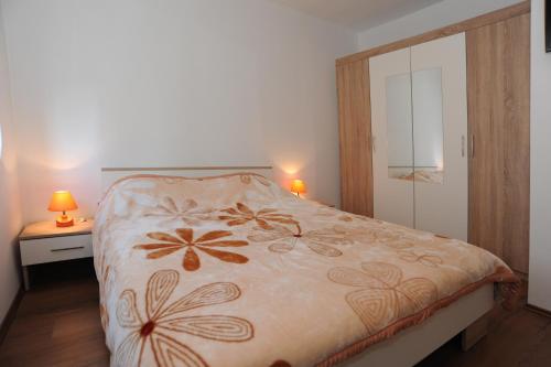 a bedroom with a bed and two lamps and a mirror at Voshta 2 bedroom apartment in Zadar