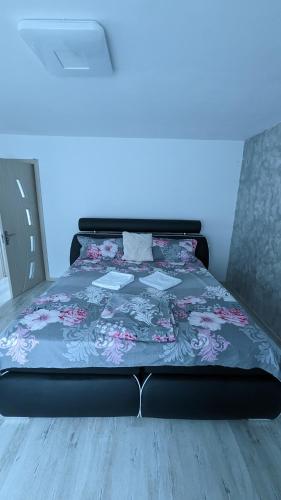 a bed in a room with a blue background at Casa Beatrice in Călimăneşti