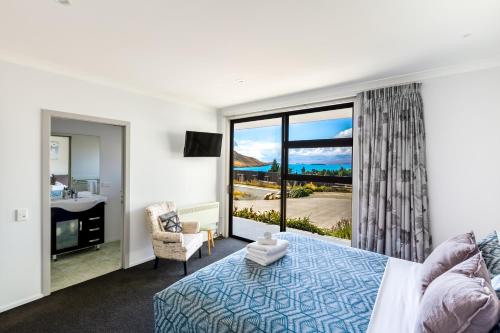 Schlafzimmer mit einem Bett und einem Fenster mit Aussicht in der Unterkunft Roto View - Beautiful views of Lake Tekapo in Lake Tekapo