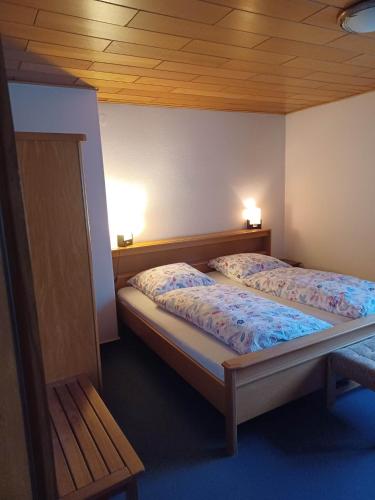 1 dormitorio con 2 camas y techo de madera en Gasthaus zur Linde, en Staufenberg