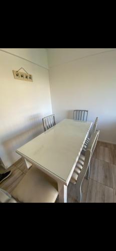 una mesa blanca y 2 sillas en una habitación en 3 ambientes barrio norte en Buenos Aires