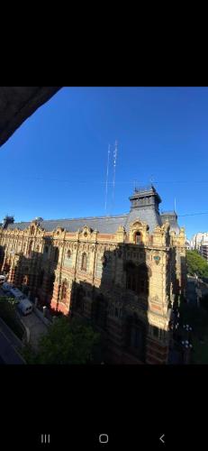 un gran edificio con un cielo azul en el fondo en 3 ambientes barrio norte en Buenos Aires