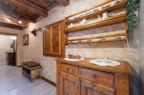 La salle de bains est pourvue de 2 lavabos et d'un comptoir en bois. dans l'établissement Apartman Vrh, à Sveti Petar u Šumi