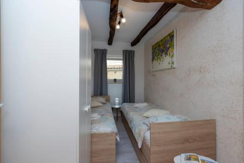 um quarto com duas camas e uma janela em Apartman Vrh em Sveti Petar u Šumi