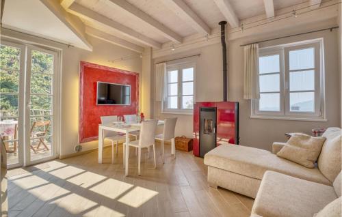 Μια τηλεόραση ή/και κέντρο ψυχαγωγίας στο Lovely Home In Magliolo-Finale Ligure
