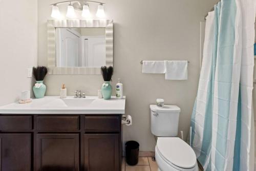 Koupelna v ubytování Your Cozy One Bedroom Midtown