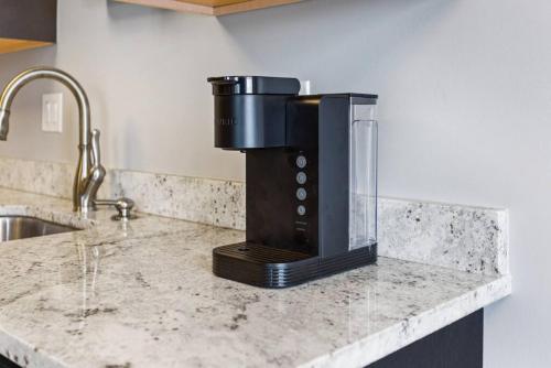 uma cafeteira sentada num balcão numa cozinha em Your Cozy One Bedroom Midtown em Detroit