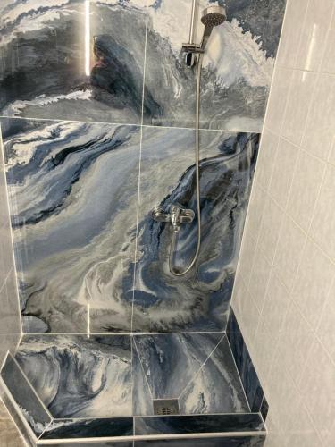 bagno con dipinto sul pavimento di una doccia di Villa Ulyana Toroni - Front seaview, First line, Fireplace a Toroni