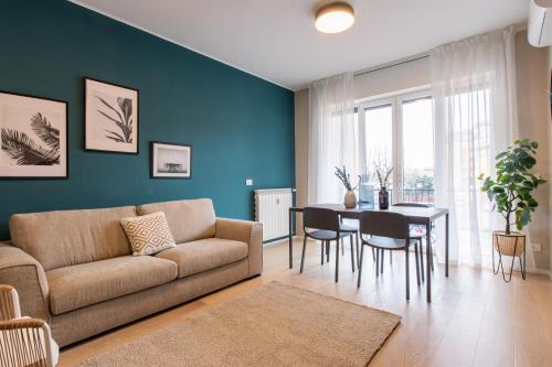 - un salon avec un canapé et une table dans l'établissement Daplace - Portaluppi Apartment, à Milan