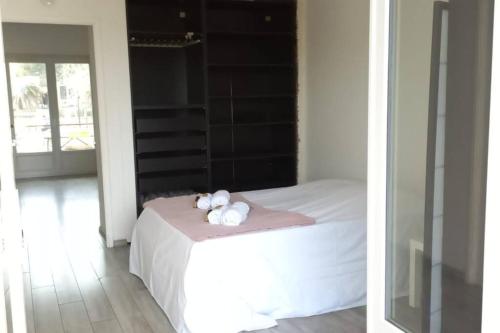 une chambre avec un lit avec deux animaux en peluche dessus dans l'établissement Corniche D'Azur 2 YourHostHelper, à Fréjus