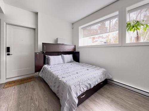 a bedroom with a large bed and a window at New 1 bed, 1 bath king suite 3 min from beach in Surrey