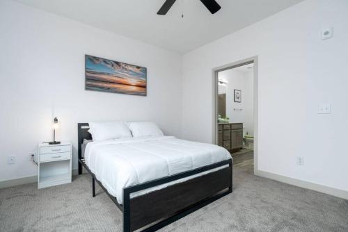 Vuode tai vuoteita majoituspaikassa Affordable Private Bed Whitetown - Shared
