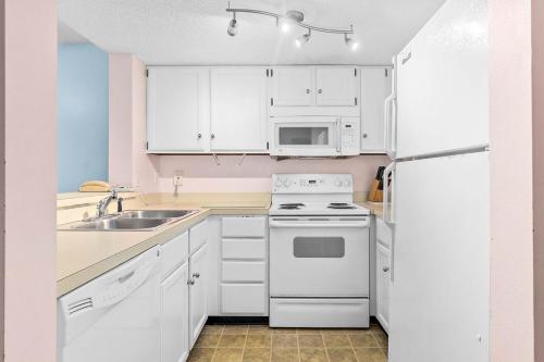 Η κουζίνα ή μικρή κουζίνα στο Unit 6302 - Ocean & Racquet Resort