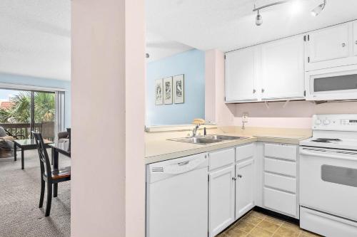 Η κουζίνα ή μικρή κουζίνα στο Unit 6302 - Ocean & Racquet Resort