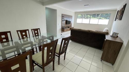 - une cuisine avec une table et des chaises dans la chambre dans l'établissement Apartamento no Centro de Foz do Iguacu, à Foz do Iguaçu