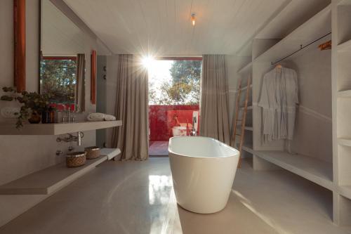 uma casa de banho com uma banheira branca num quarto em LUZ Culinary Wine Lodge em José Ignacio