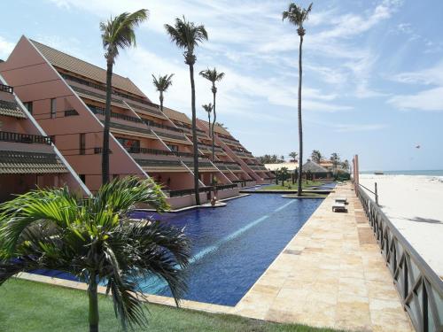 un complejo con piscina junto a la playa en Cumbuco Ocean View en Cumbuco