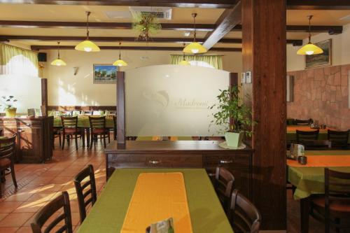 une salle à manger avec des tables et des chaises dans un restaurant dans l'établissement Madronič family estate - Kolpa river, à Stari Trg ob Kolpi