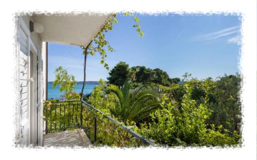 einen Balkon eines Hauses mit Meerblick in der Unterkunft Hostel Oktarin in Kaštela