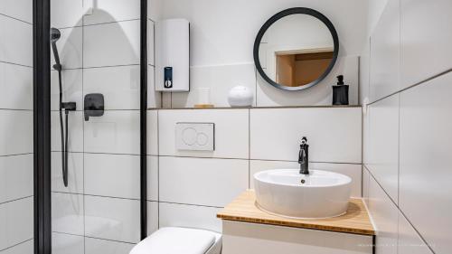 y baño con lavabo y espejo. en FLAIR: stylisches Apartment - Netflix - BASF - Uni Mannheim en Ludwigshafen am Rhein