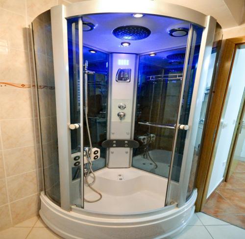 eine Dusche im Bad mit blauer Decke in der Unterkunft Villa Nada in Zadar