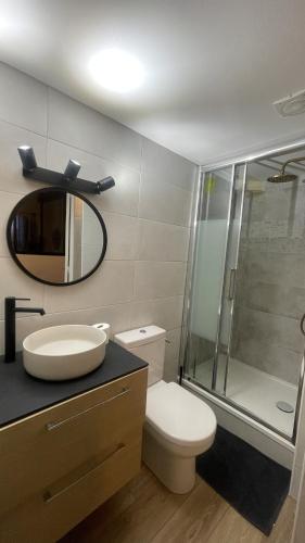 une salle de bain avec toilettes, lavabo et miroir dans l'établissement ARQUEBUSE proche gare, à Dijon