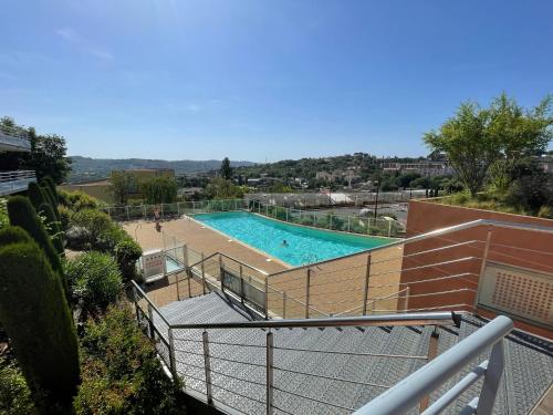 une grande piscine au sommet d'un immeuble dans l'établissement Appartement Le Della, à Grasse