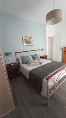 een slaapkamer met een groot bed met blauwe kussens bij Le Spiagge in Letojanni