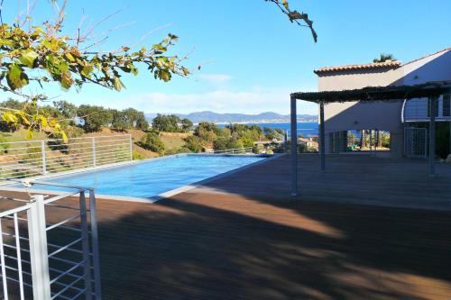 une piscine avec vue sur l'eau dans l'établissement Maurin 3405 villa, aux Issambres