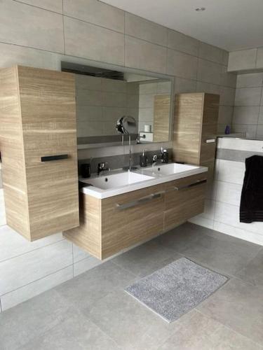 une salle de bain avec un lavabo et un miroir dans l'établissement Maurin 3405 villa, aux Issambres