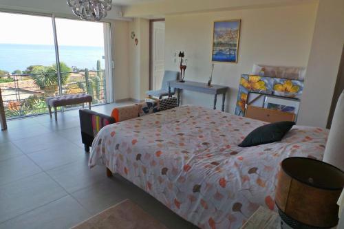 une chambre avec un lit et une vue sur l'océan dans l'établissement Maurin 3405 villa, aux Issambres