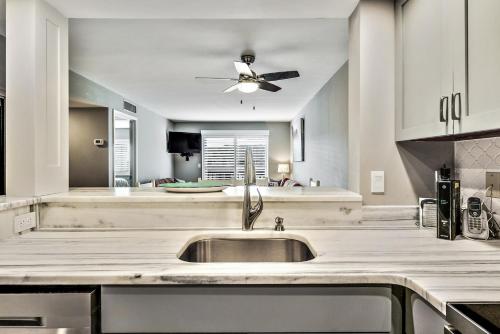 cocina con fregadero y ventilador de techo en Unit 3206 - Ocean & Racquet Resort, en St. Augustine Beach