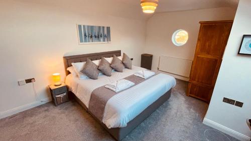 sypialnia z dużym łóżkiem w pokoju w obiekcie Luxury Penthouse near Swanage Beach and Town w mieście Swanage