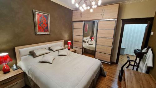 Katil atau katil-katil dalam bilik di LUXURIOUS ACCOMMODATION IN 2BR APARTMENT, IN A SECURED AREA WITH COMFORTABLE DISTANCE TO R/W STATION, AIRPORT AND CITY CENTER.