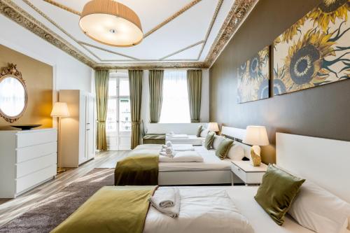 um quarto com 4 camas e um tecto em Dilo Apartments - Akazien Residenz Apartment & H20 Apartment Berlin "Superior" 160 sqm em Berlim