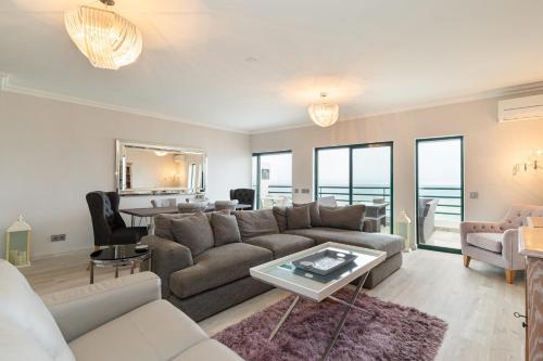 Seaview & Sunsets Apartment
