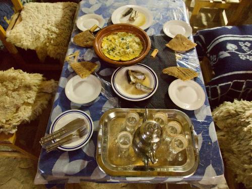 - une table avec un plateau de nourriture dans l'établissement Chambres dans casbah - Gite D'étape Gorges De Ziz, à Errachidia