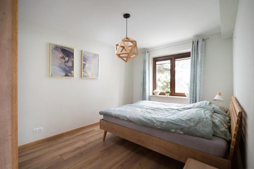 sypialnia z łóżkiem i oknem w obiekcie Apartament Albatros 75m z ogródkiem w Warszawie