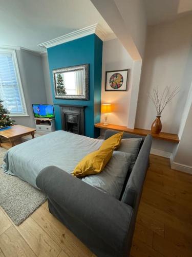 Gloucester Rd 2 mins away - Fab, new, trendy house photo 8