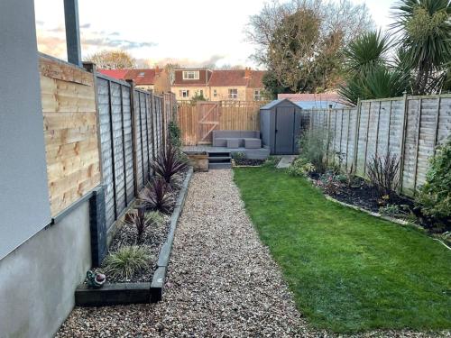 Gloucester Rd 2 mins away - Fab, new, trendy house photo 11