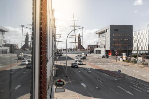 a view from a window of a city street with cars at Koje Sechs I Apartment im Zentrum mit Hafenblick in Bremerhaven