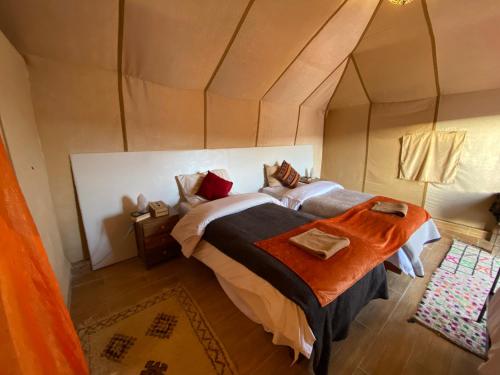 Кровать или кровати в номере Merzouga desert glamping