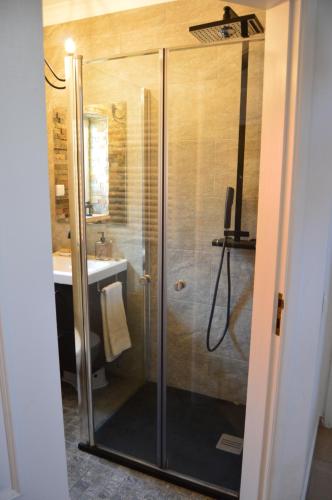 eine Dusche mit Glastür im Bad in der Unterkunft Casa da Várzea - O Castelo à Janela!!! in Óbidos