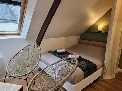 Postel nebo postele na pokoji v ubytování Logement de caractère en haute ville de Quimperlé
