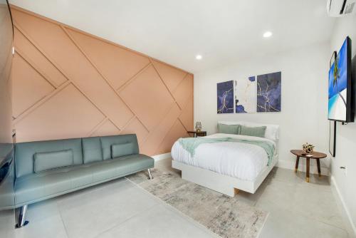 un dormitorio con una cama y un sofá en Modern 1BR 15min to MIA Kitchen & Private Entrance L08A, en Tamiami