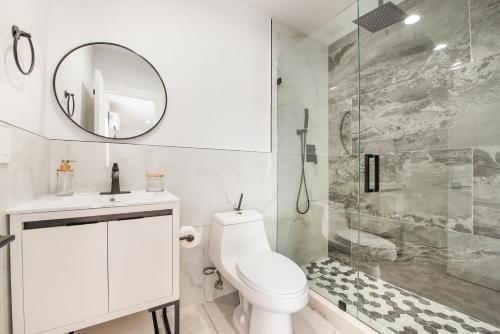 Un baño blanco con inodoro y ducha. en Modern 1BR 15min to MIA Kitchen & Private Entrance L08A, en Tamiami