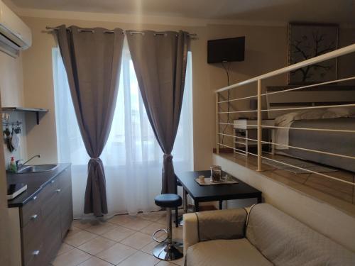 una camera con divano, scrivania e letto a castello di Appartamenti la Piazzetta vicino a Firenze a Signa