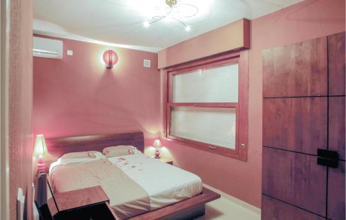 - une chambre rose avec un lit et une fenêtre dans l'établissement Awesome Home In Rayol-Canadel-Sur-Mer, à Rayol-Canadel-sur-Mer