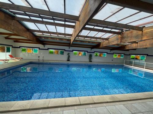 une grande piscine intérieure avec une lucarne dans l'établissement Appartement avec une vue sublime, au Cap d'Agde